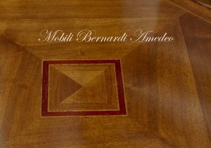 Tavolino quadrato da divano in legno intarsiato stile classico produzione italiana